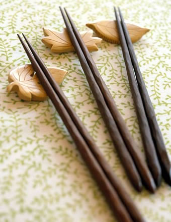 但这要绝对禁忌以下十二种筷子的使用方丽.   1,三长