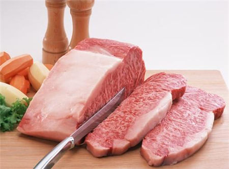 切肉有技巧 横切牛羊斜切猪 顺切鸡肉和鱼肉