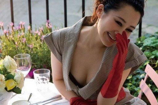 袒胸露乳不服老的12當紅女星-東方女性網-m.vgf-online.com