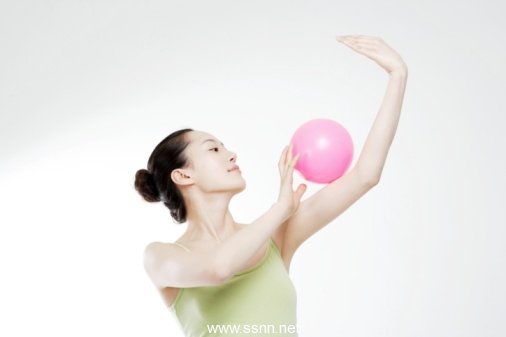 瑜伽球瘦身操 轻松打造完美身材