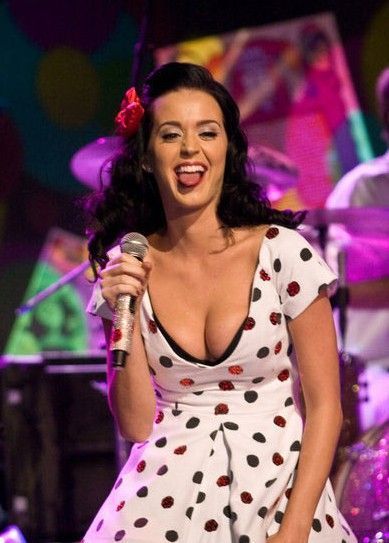 Katy Perry的传白底彩色波点俏皮可爱