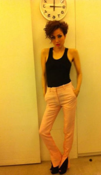 粉红色小开叉设计的长裤