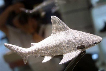 一隻綴有4276顆鑽石的18K鉑金鯊魚模型，長26厘米，價值1880萬元(合229萬美元)。