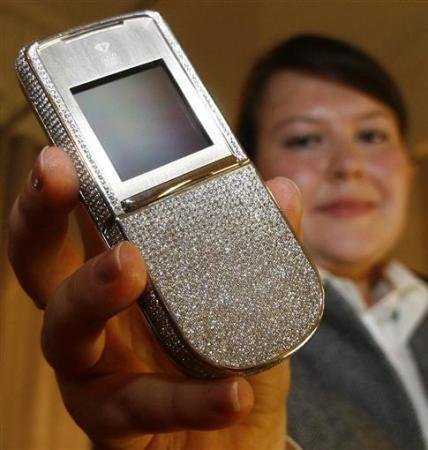 　　鑲滿白金和1700顆天然鑽石的“星之天使”手機，價值27.6萬美元。