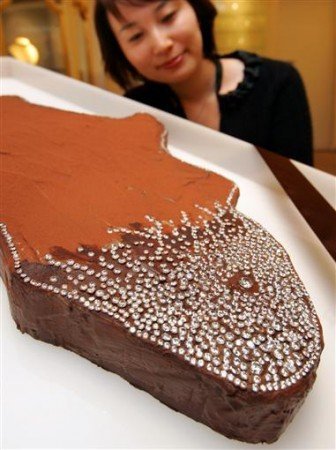 巧克力表面缀有2006颗钻石，总重504克拉。