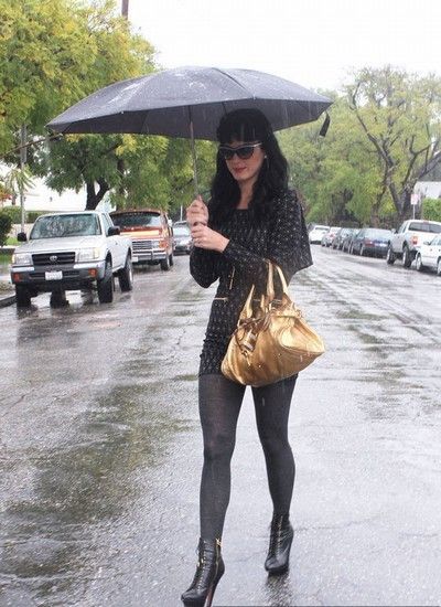 凯蒂-佩里撑着破伞出街