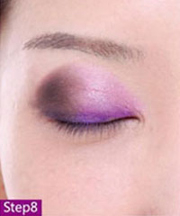 褐色眼影涂抹在眼尾，压住过于艳丽的紫色