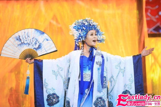 刘晓庆演唱《贵妃醉酒》片段。