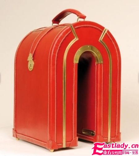 马蹄造型红色旅行箱让人眼前一亮