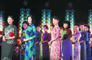 《金陵十三釵》女演員身著劇中服裝首次公開亮相。