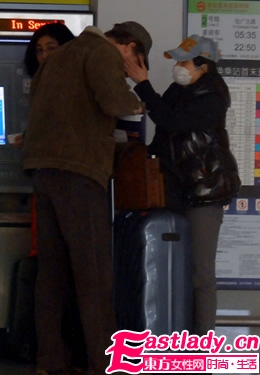 袁莉与外籍老公外籍老公机场玩亲密