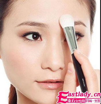 修出立体鼻形的5步化妆技巧(3)