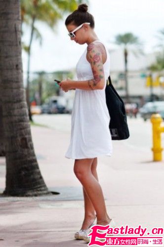 白色连衣短裙搭配白框眼镜以及松糕凉鞋