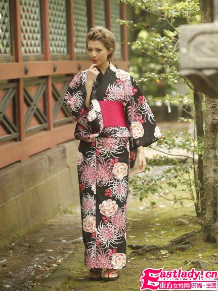 不同花朵图案日本浴衣突出夏日气息 东方女性网