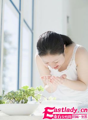 用凉开水洗脸 美容护肤效果好