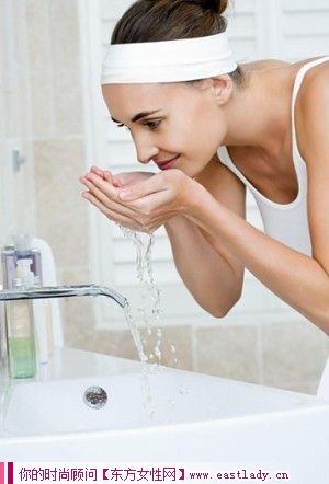 洗脸时要避免用力擦洗眼部