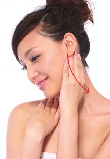 颈部护理三步骤 消除颈纹