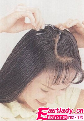利用卷发梳打造时尚学生妹发型
