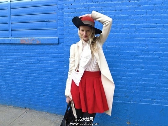2013年春节服装搭配 红色大衣是主角