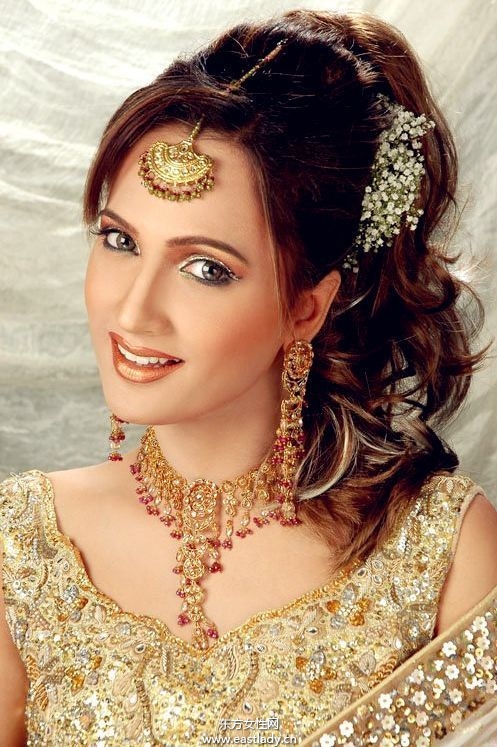印度女性穿金戴银别有风味