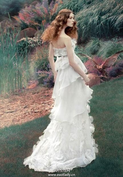 2013时尚巴黎婚纱礼服 束身低胸设计给你不一样的爱