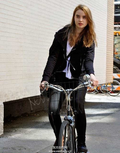 欧美街头达人自行车出行演绎绿色环保