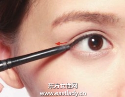 鉛筆式眼線筆勾勒自然眼線