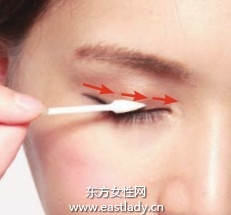 尖头棉棒+眼线粉打造自然眼线