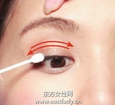 尖头棉棒+眼线粉打造自然眼线