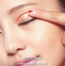 使用膏状眼影打造自然眼妆
