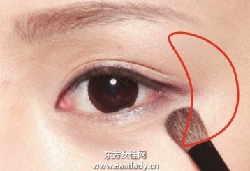 化妆教程之基本款棕色眼影的使用步骤