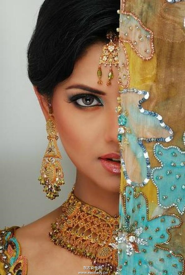 印度新娘展现奢华美艳气质