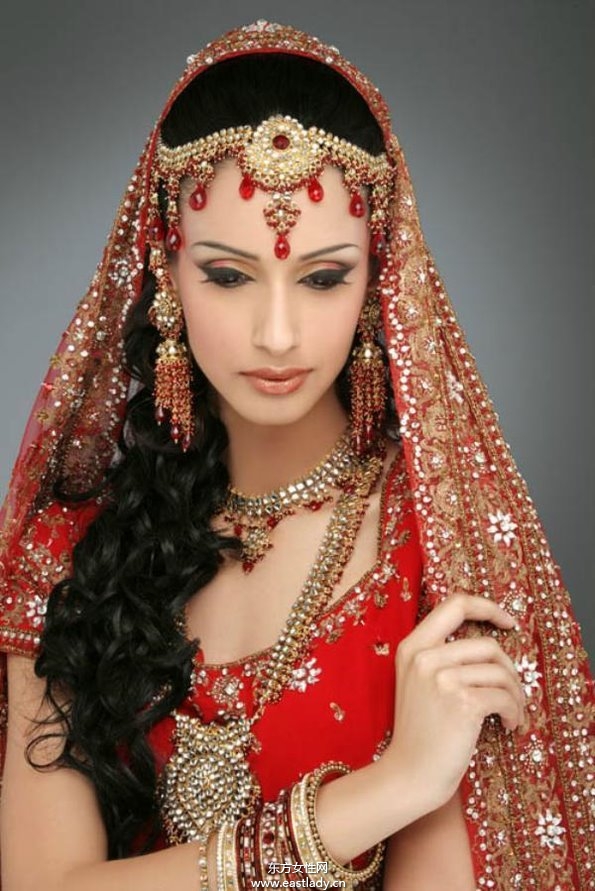 印度新娘展现奢华美艳气质