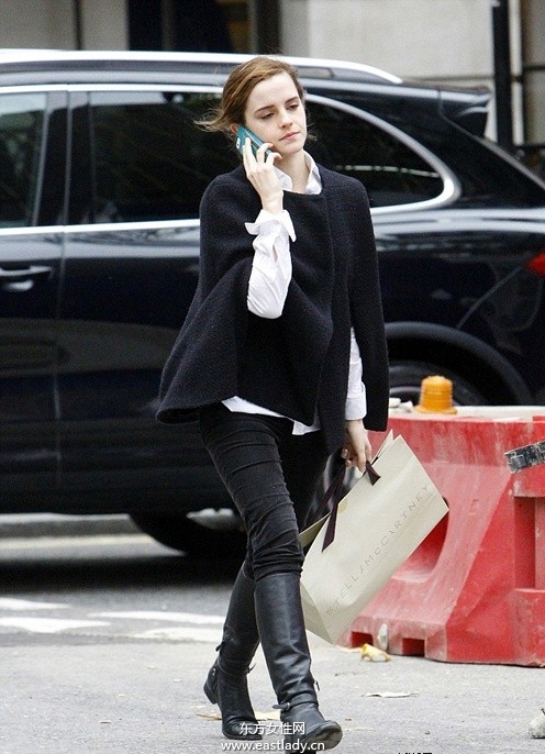 艾玛·沃特森(Emma Watson)黑色斗篷装现身伦敦街头