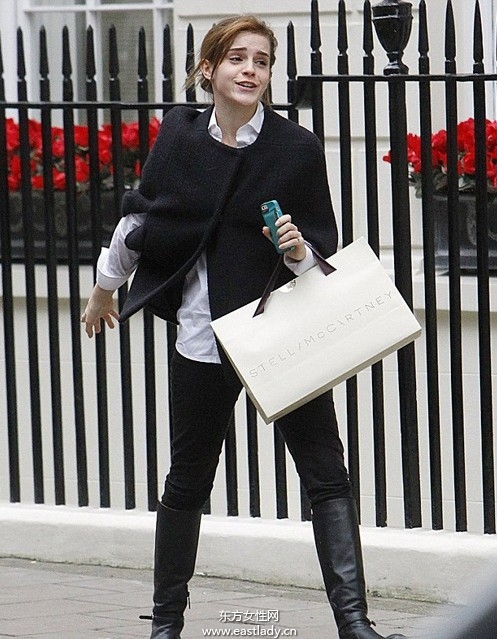艾玛·沃特森(Emma Watson)黑色斗篷装现身伦敦街头