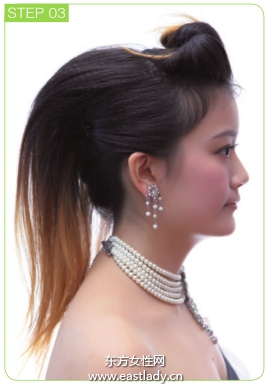 额头珍珠饰品点缀发型很有女人味