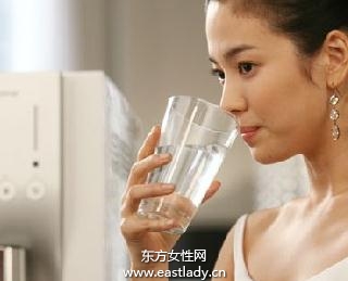 正确饮水保持肌肤水动力