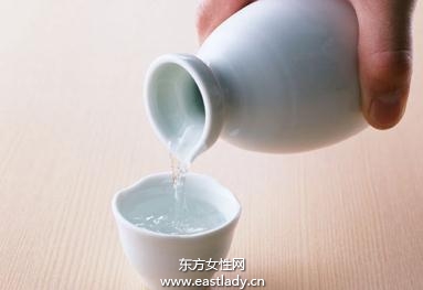 少饮一杯酒 不抽一支烟