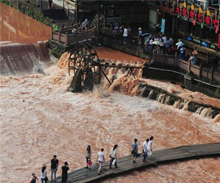 凤凰古城遭暴雨 频下大雨为哪般