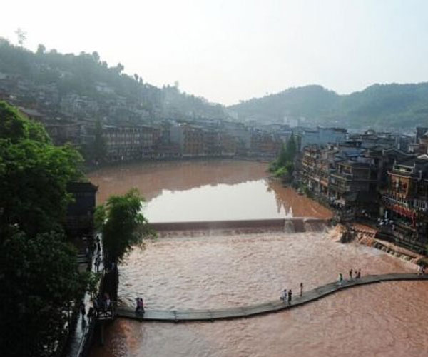 凤凰古城遭暴雨 频下大雨为哪般