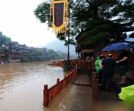 凤凰古城遭暴雨 频下大雨为哪般