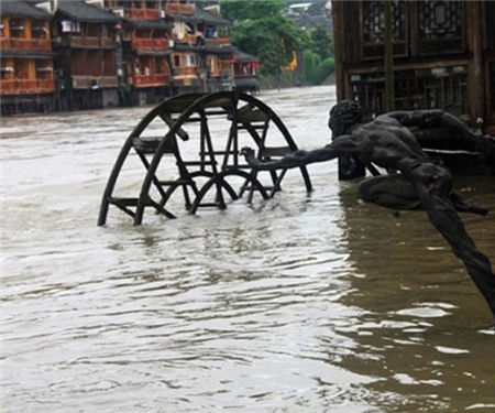 凤凰古城遭暴雨 频下大雨为哪般