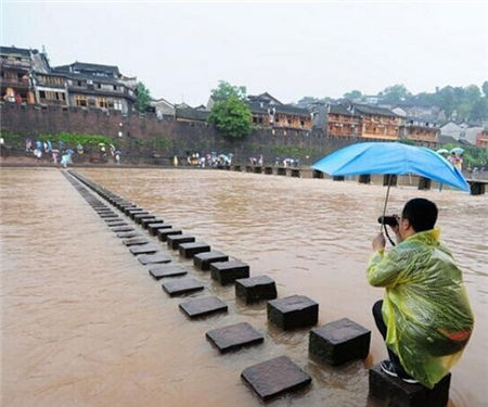 凤凰古城遭暴雨 频下大雨为哪般