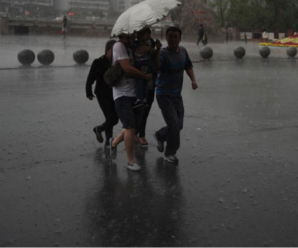 白夜如晝 蘭州被大雨傾城