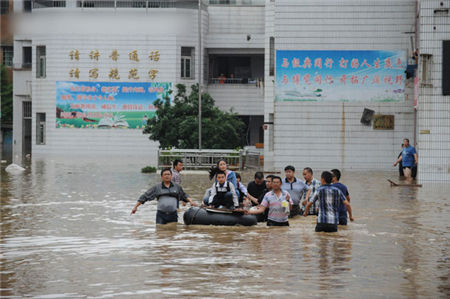贵州平坝 被雨水孤立在水中央