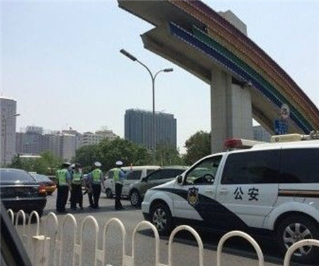 无牌奥迪撞飞交警 为何如此猖狂