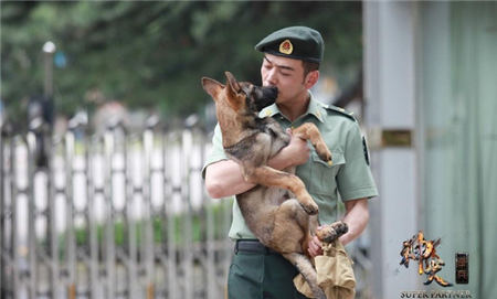 《神犬奇兵》曝導演特輯 震撼呈現人犬情