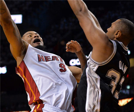 狂風驟雨!NBA史上罕見開局 馬刺一棍子掄倒熱火