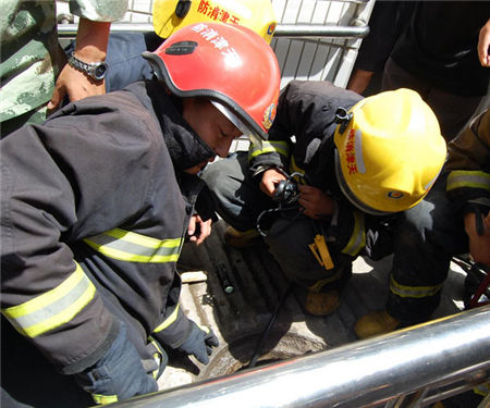 公交站台上临产 警民联手助顺产