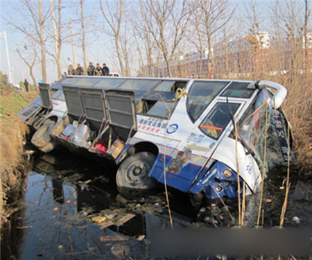 客车滑入河 2人死亡7人受伤